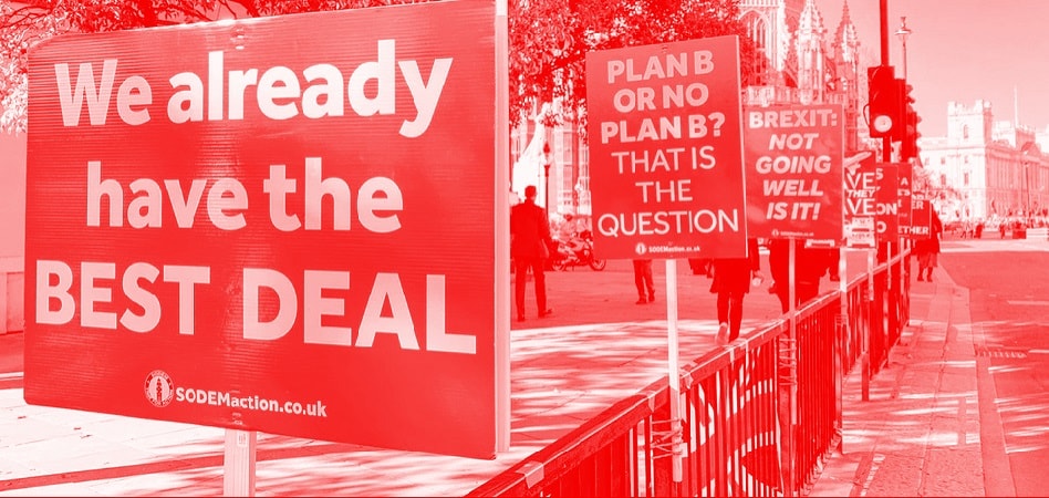 Cartelería Brexit Cronología del Brexit: una trituradora de plazos, compromisos y primeros ministros para la desconexión